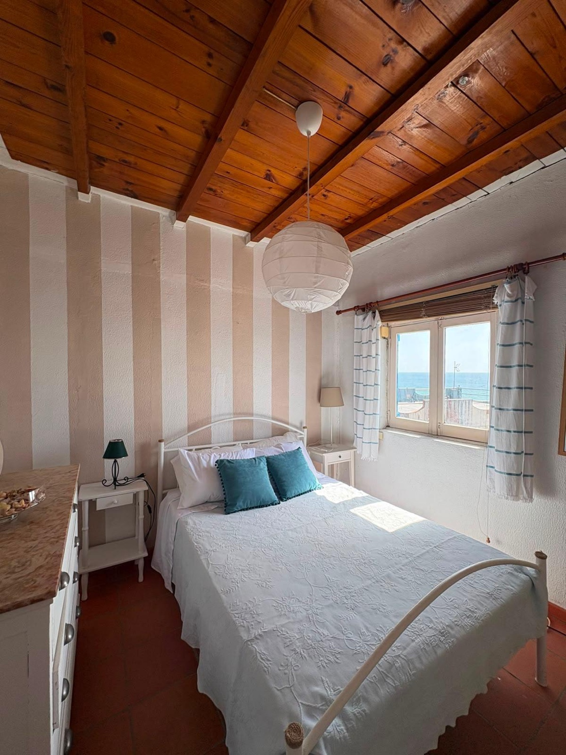 Quarto da casa com vista para o mar